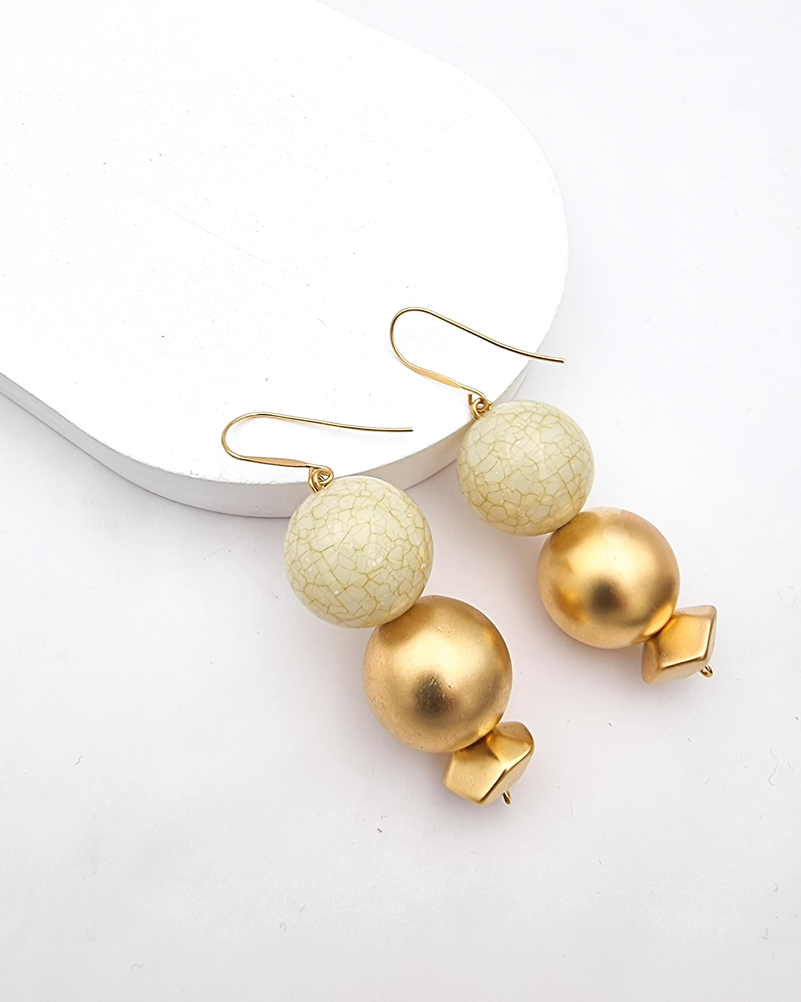 עגילי כדורי שייש זהב