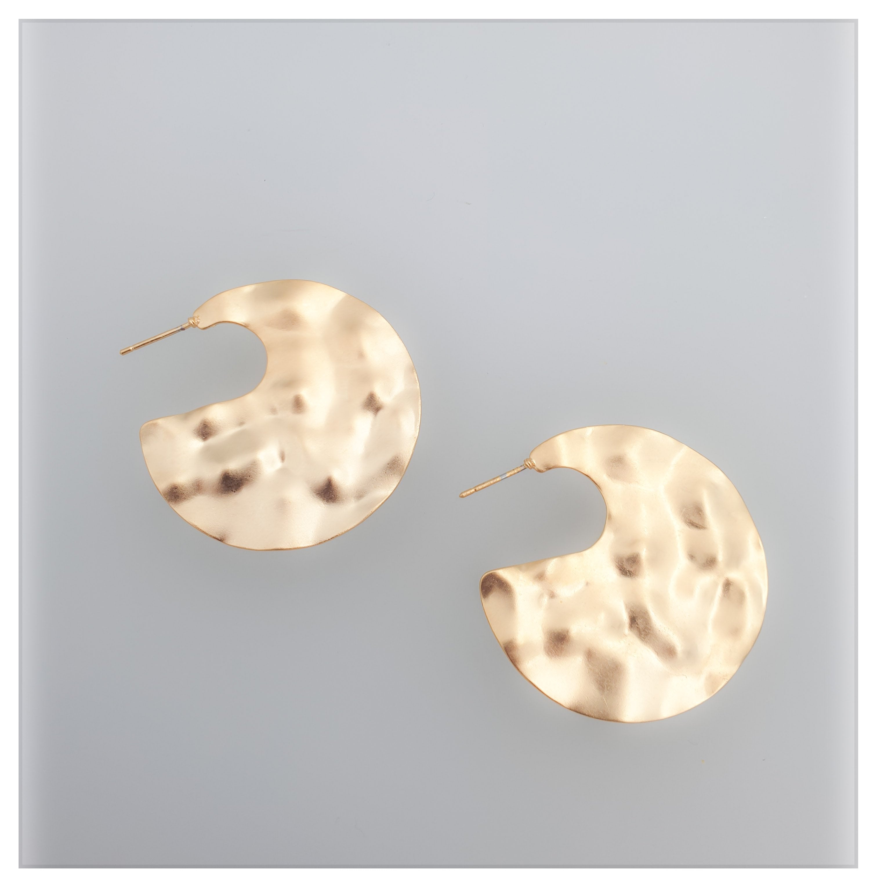 עגילי חישוק מקומטים צמודים