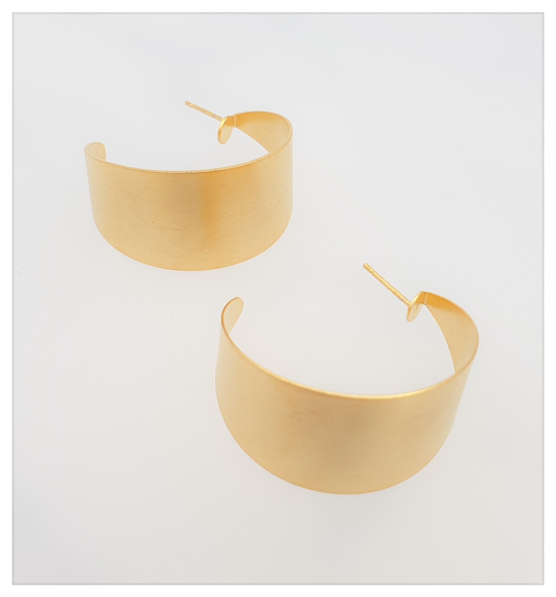 עגילי חישוק רחב וגדול צמודים