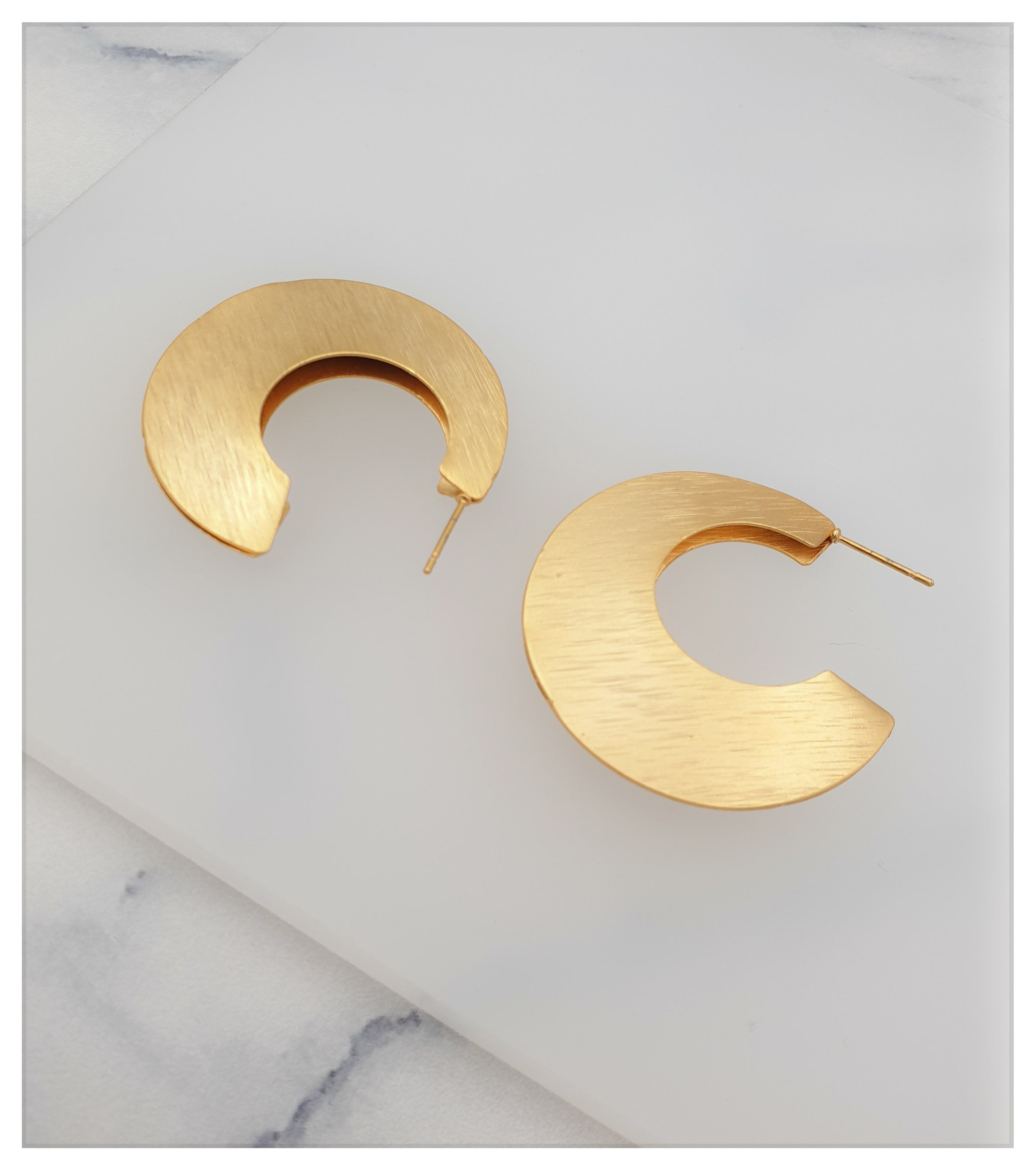 עגילי חישוק צמודים גדולים