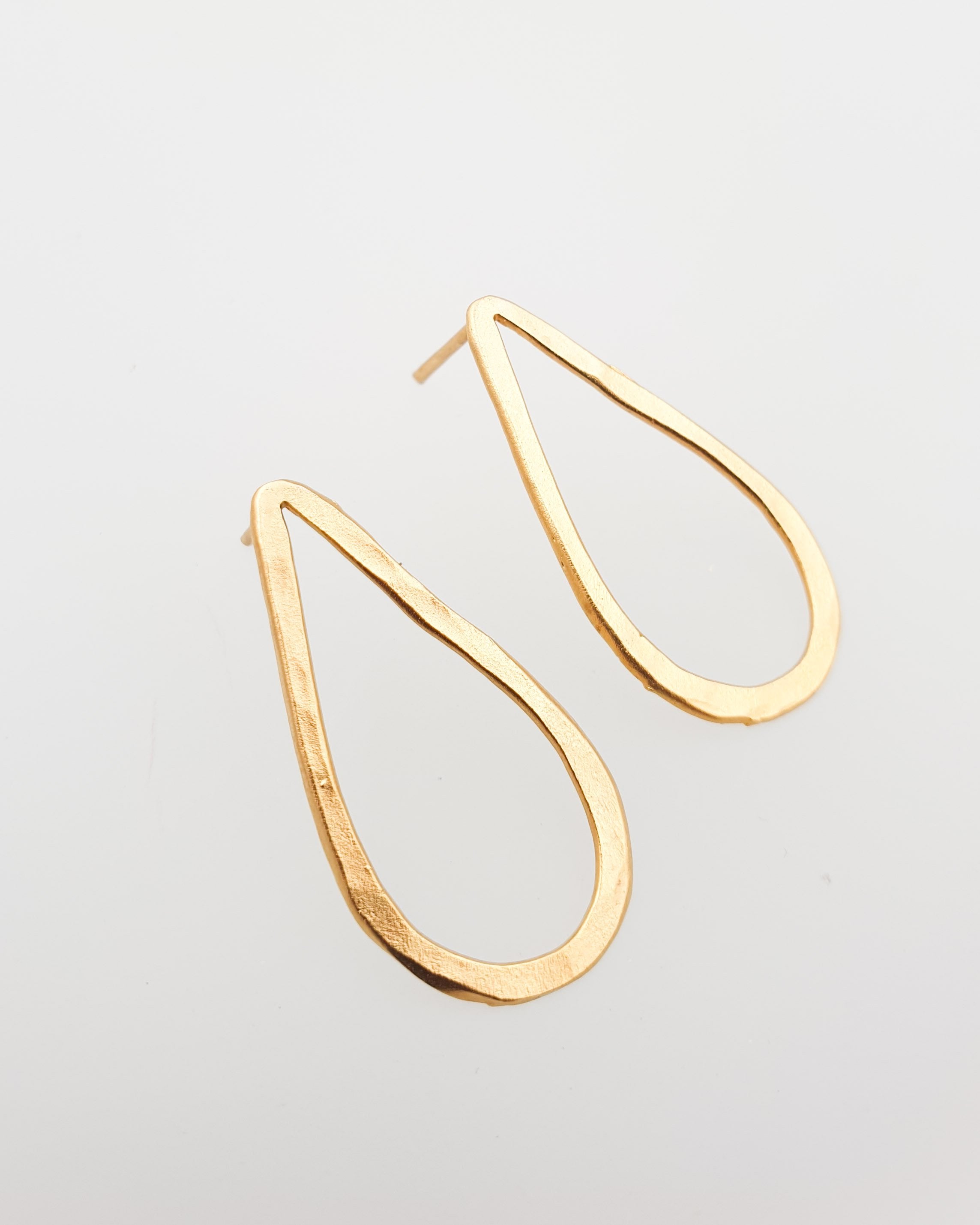 עגילי טיפה חלולה צמודים עבודת יד זהב