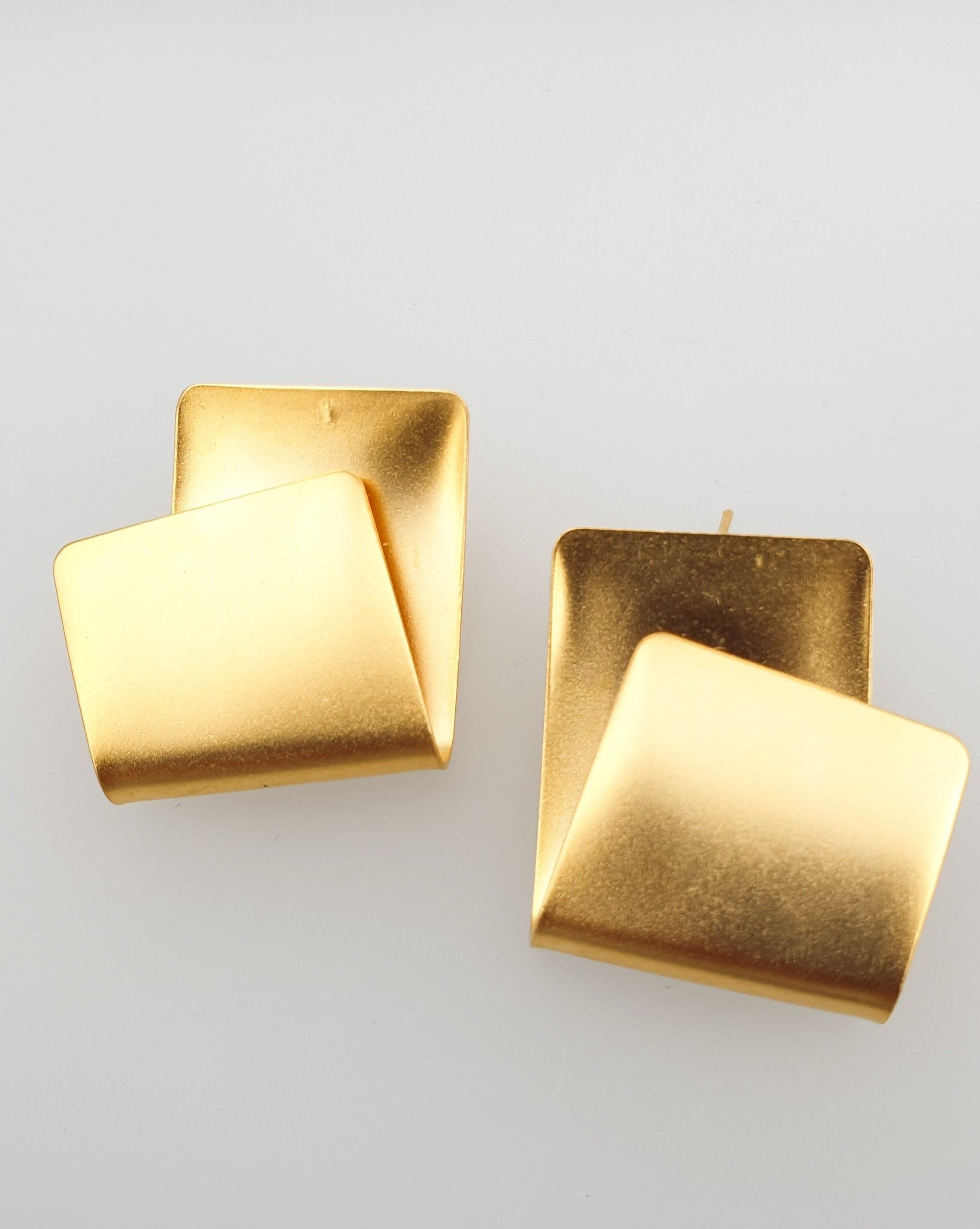 עגילי מלבן רחב מקופל קדמי צמוד