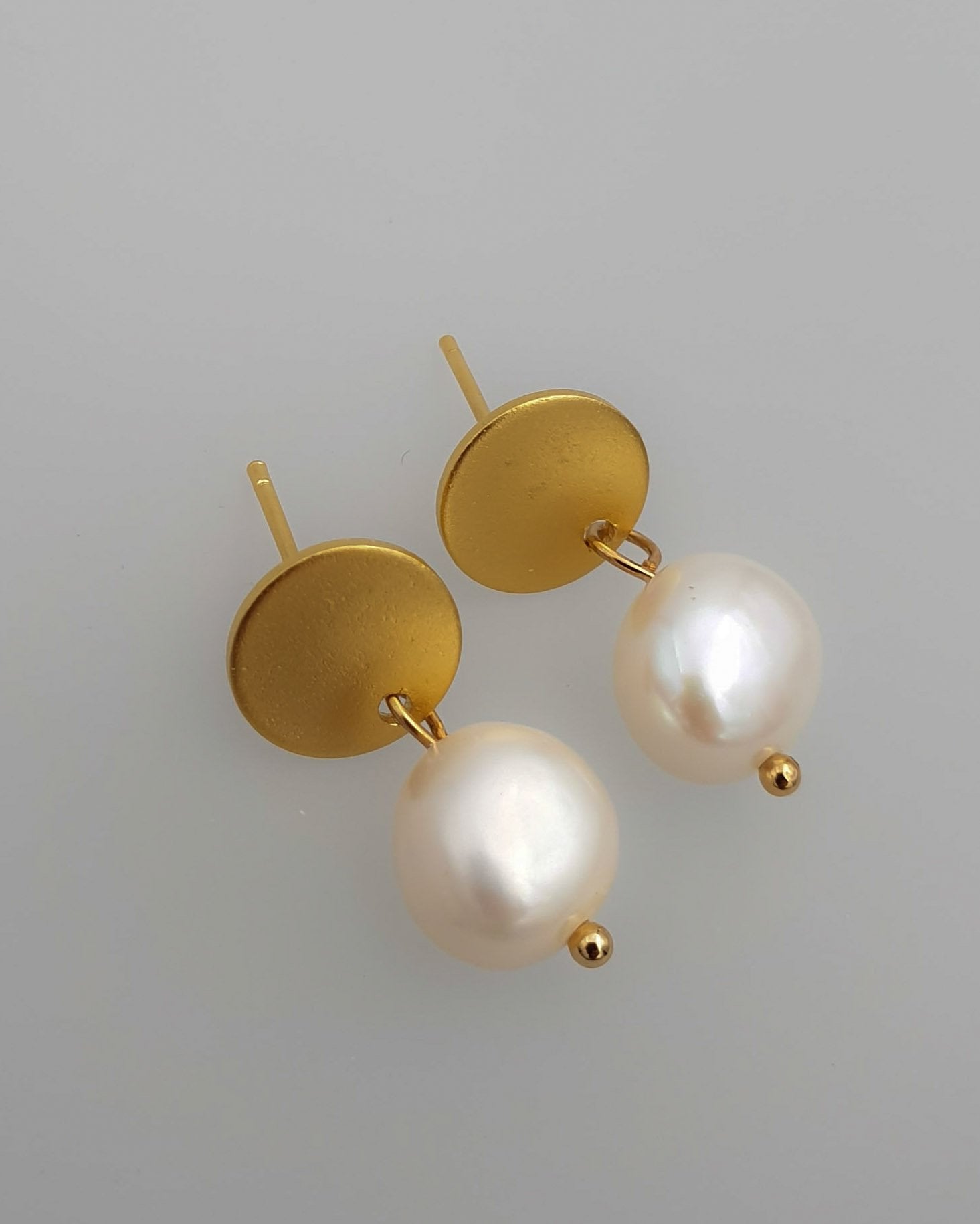 עגילי מטבע צמודים פנינה אמיתית