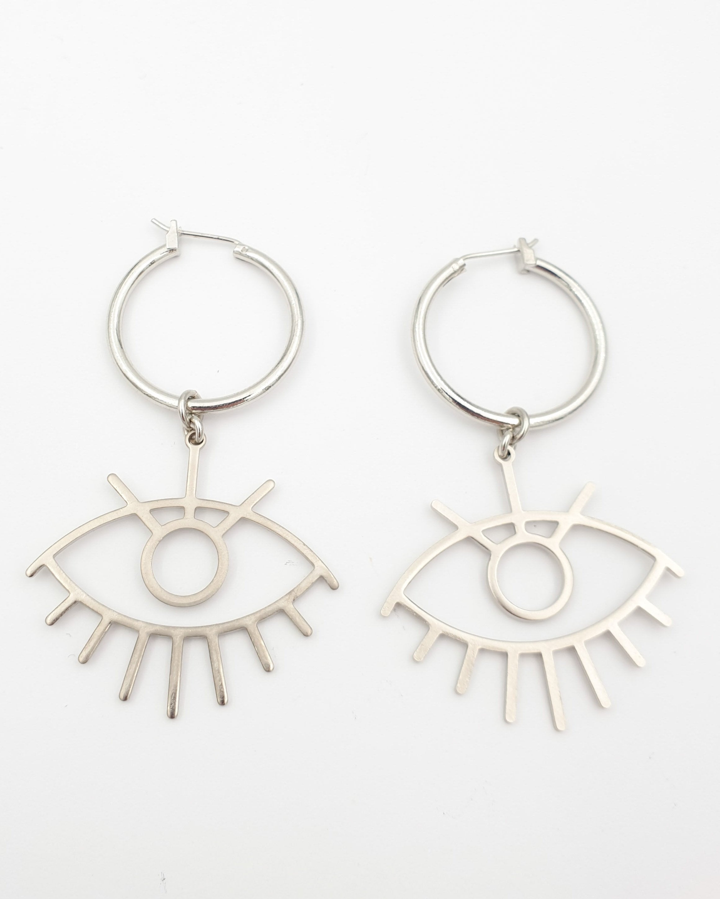 עגילי חישוק עין פקוחה