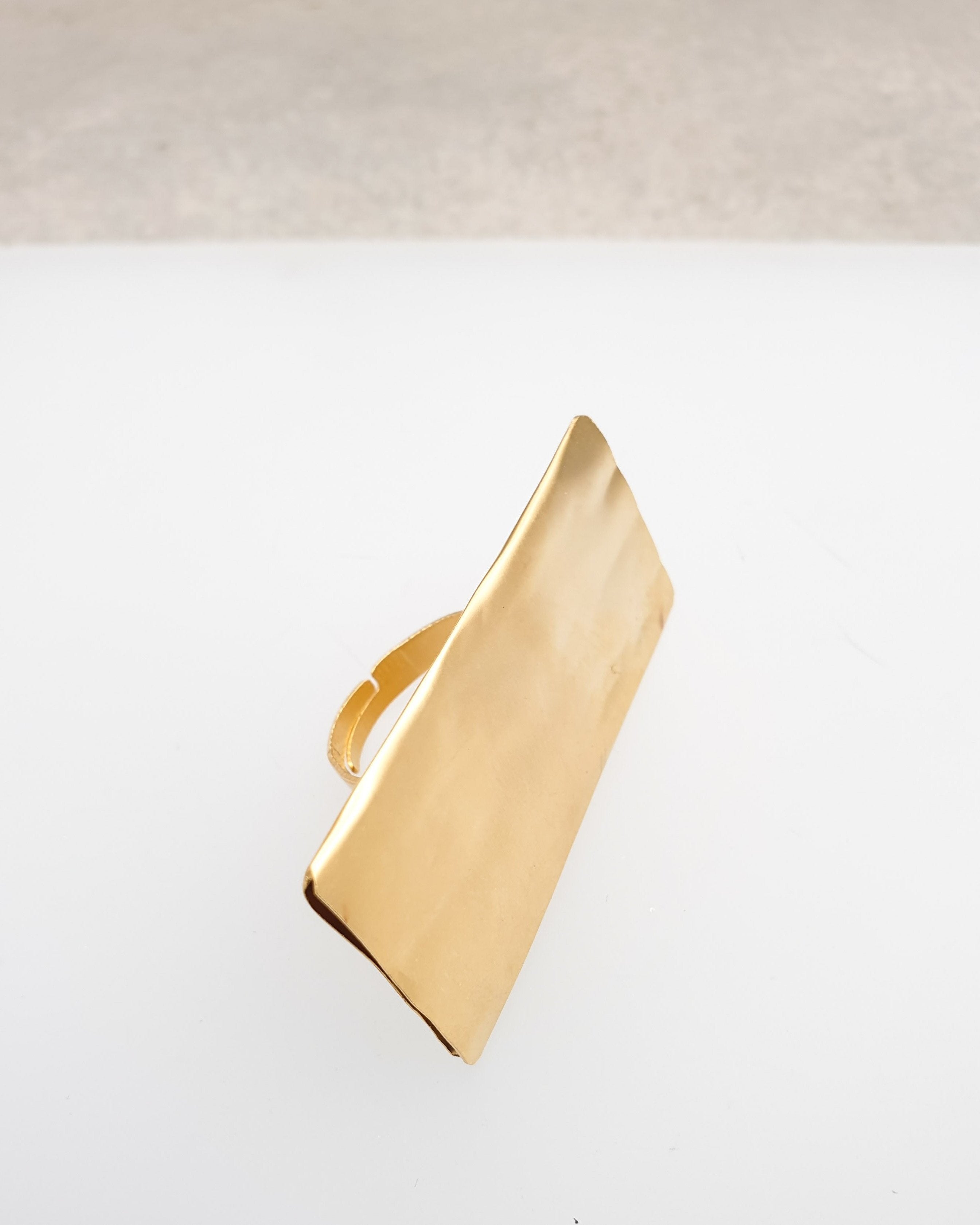 טבעת מלבנית גדולה עבודת יד זהב