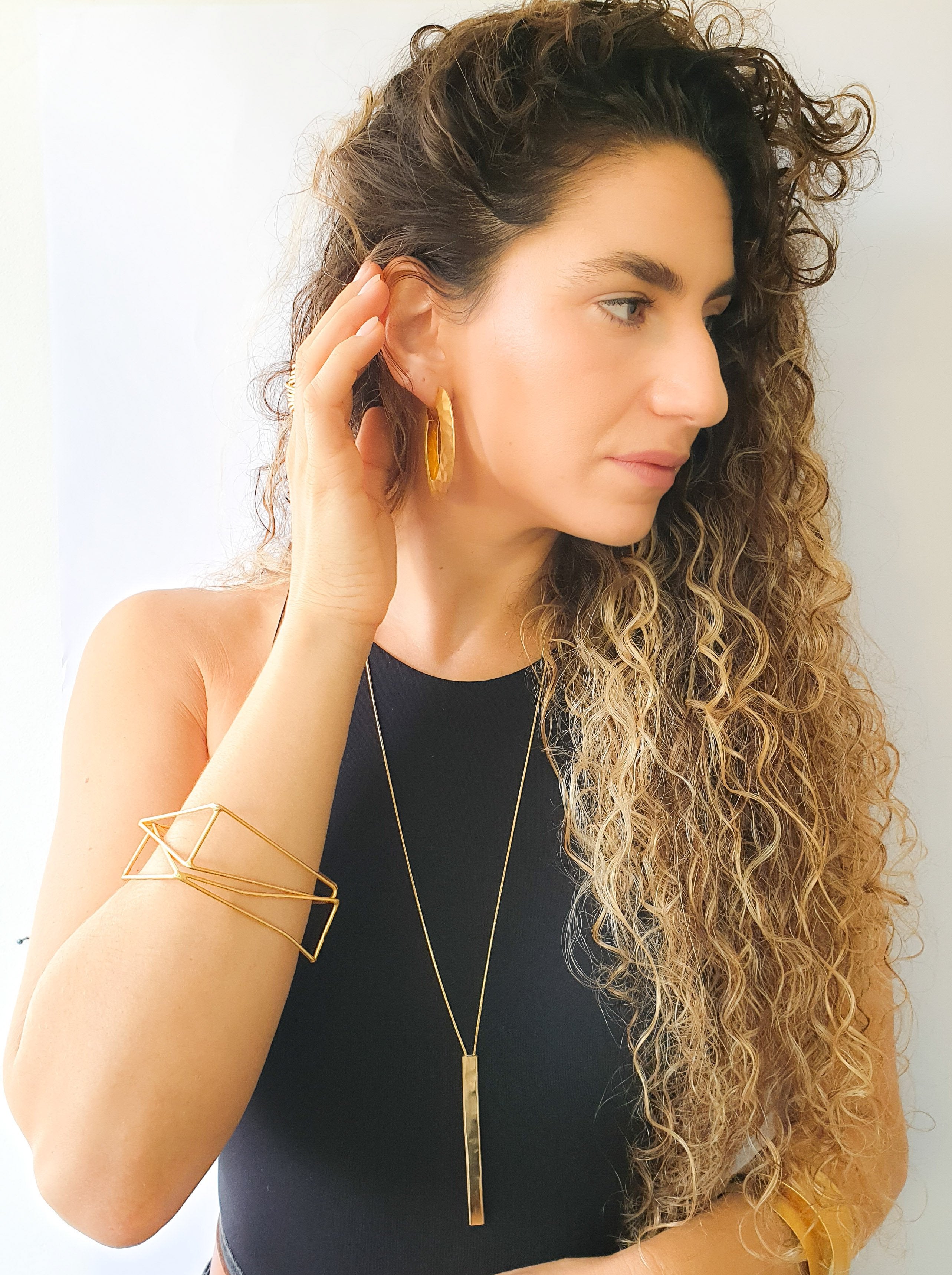 צמיד משולשים חלולים