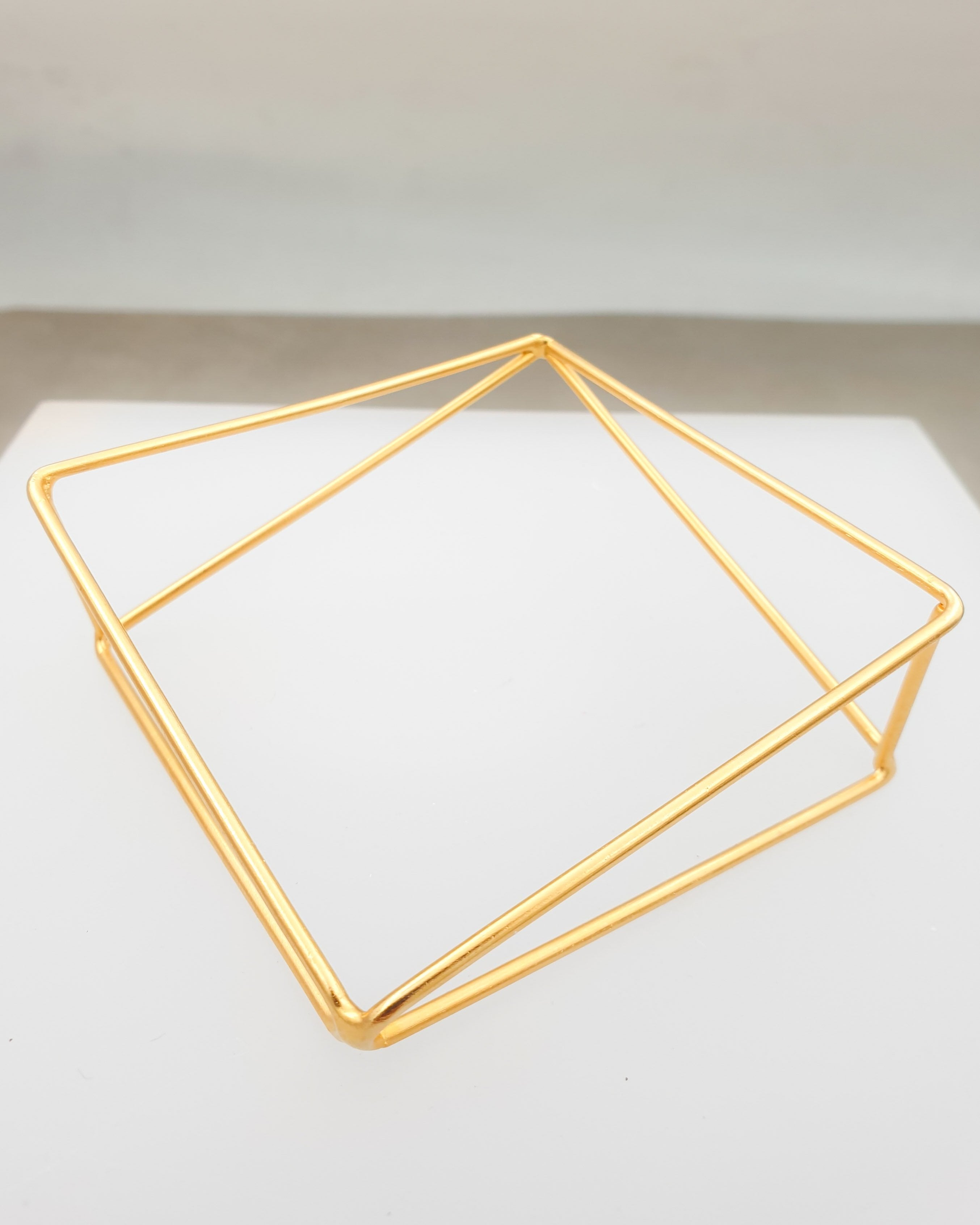 צמיד משולשים חלולים