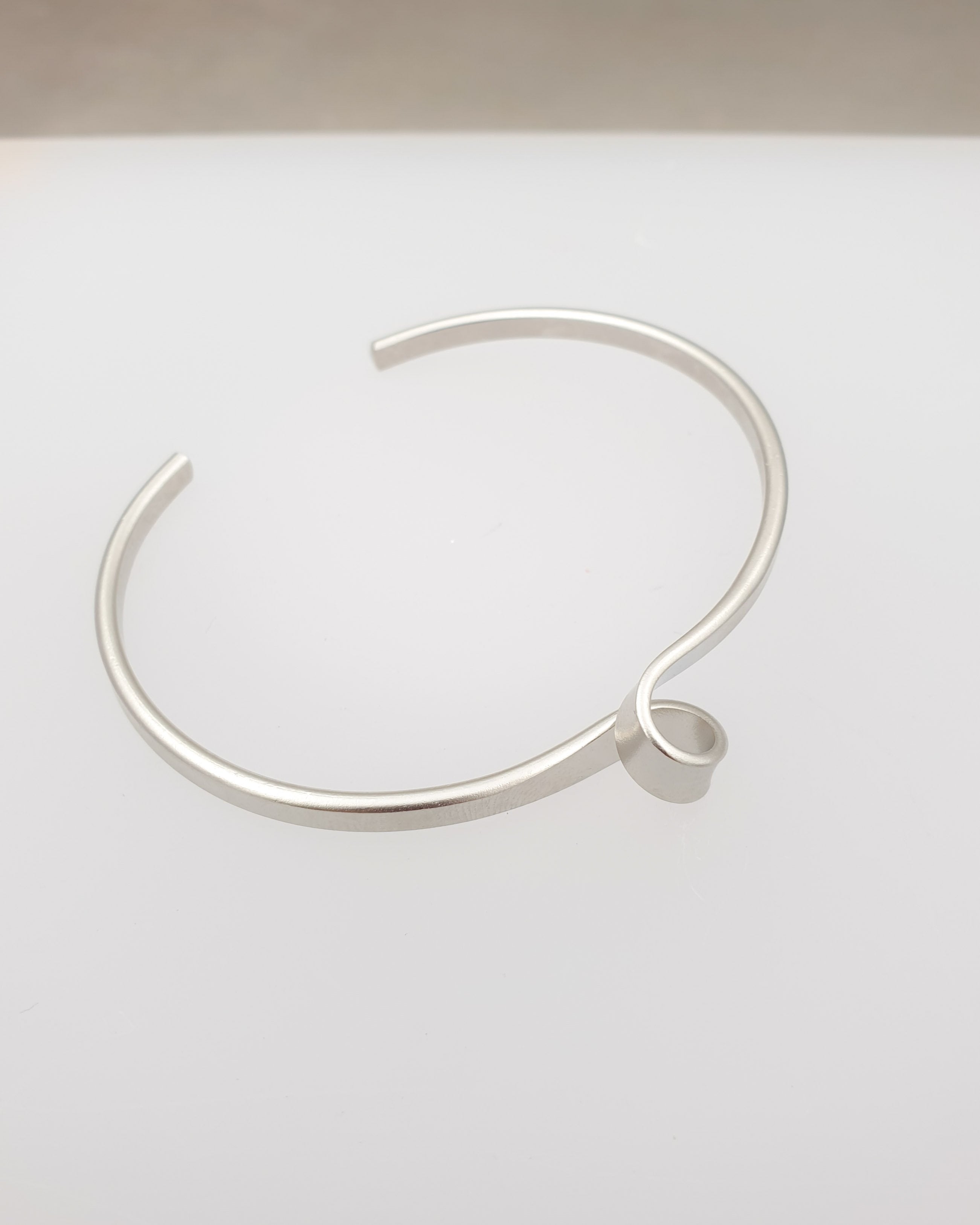 צמיד קשר קשיח