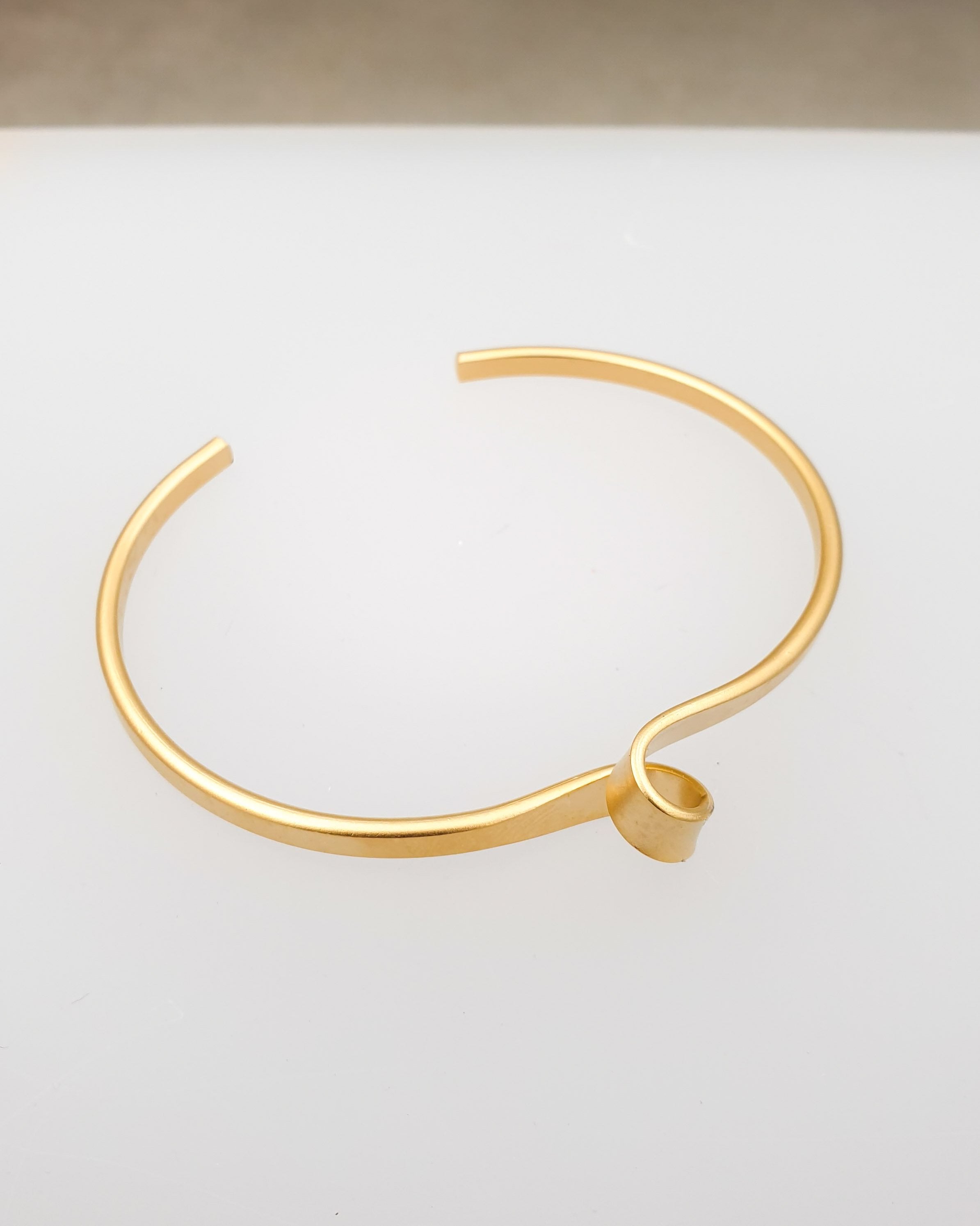 צמיד קשר קשיח