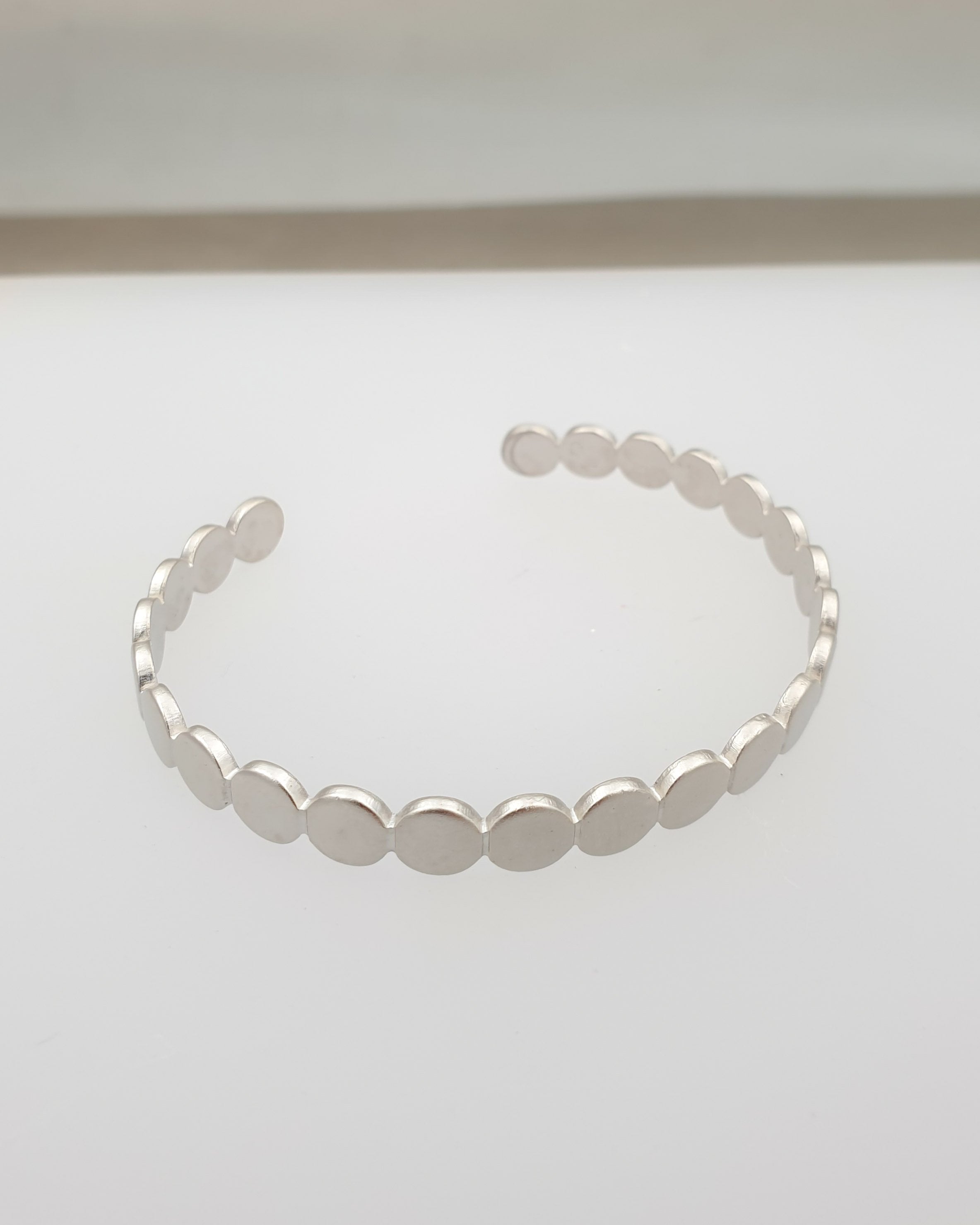 צמיד כדוריות קשיח