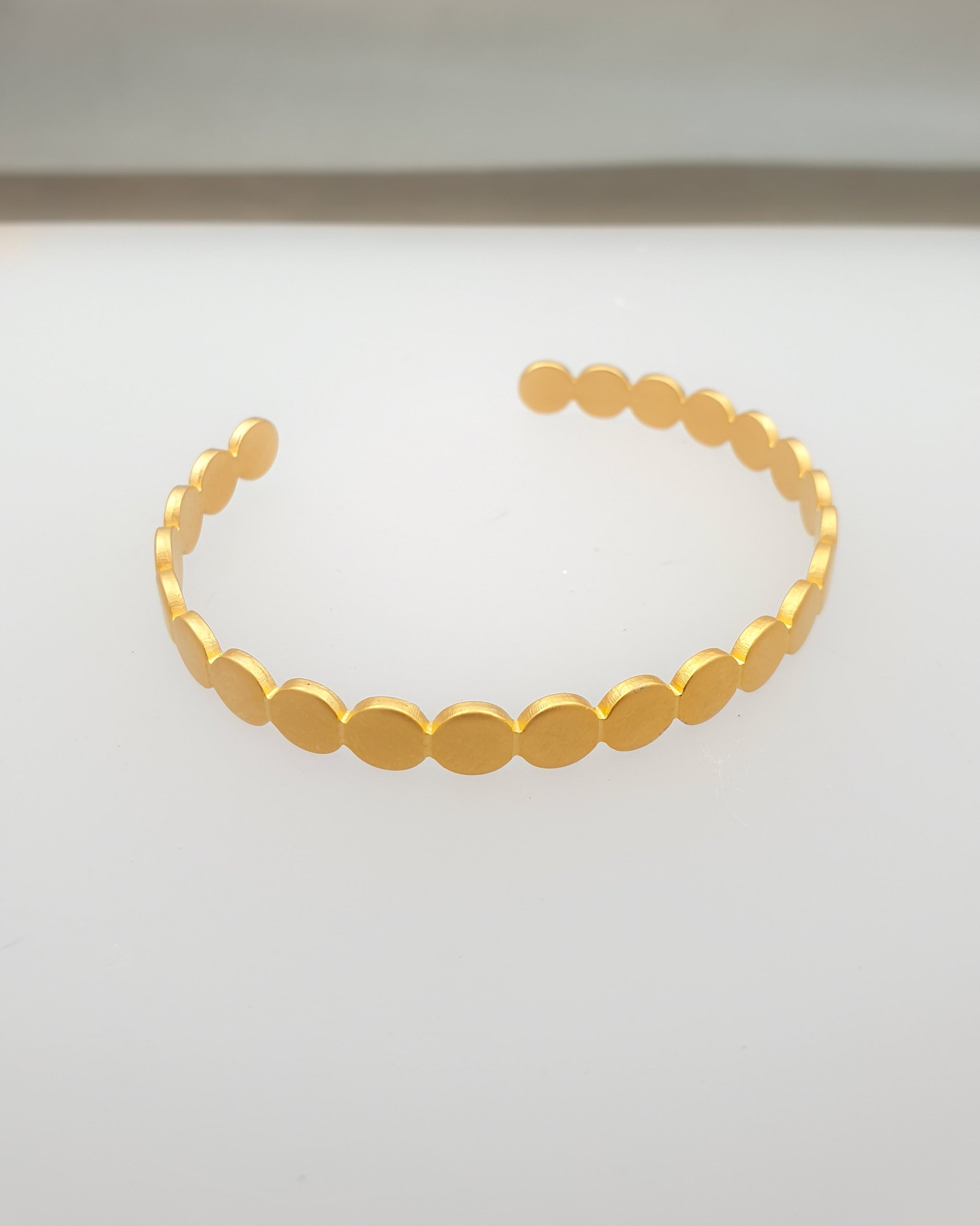 צמיד כדוריות קשיח