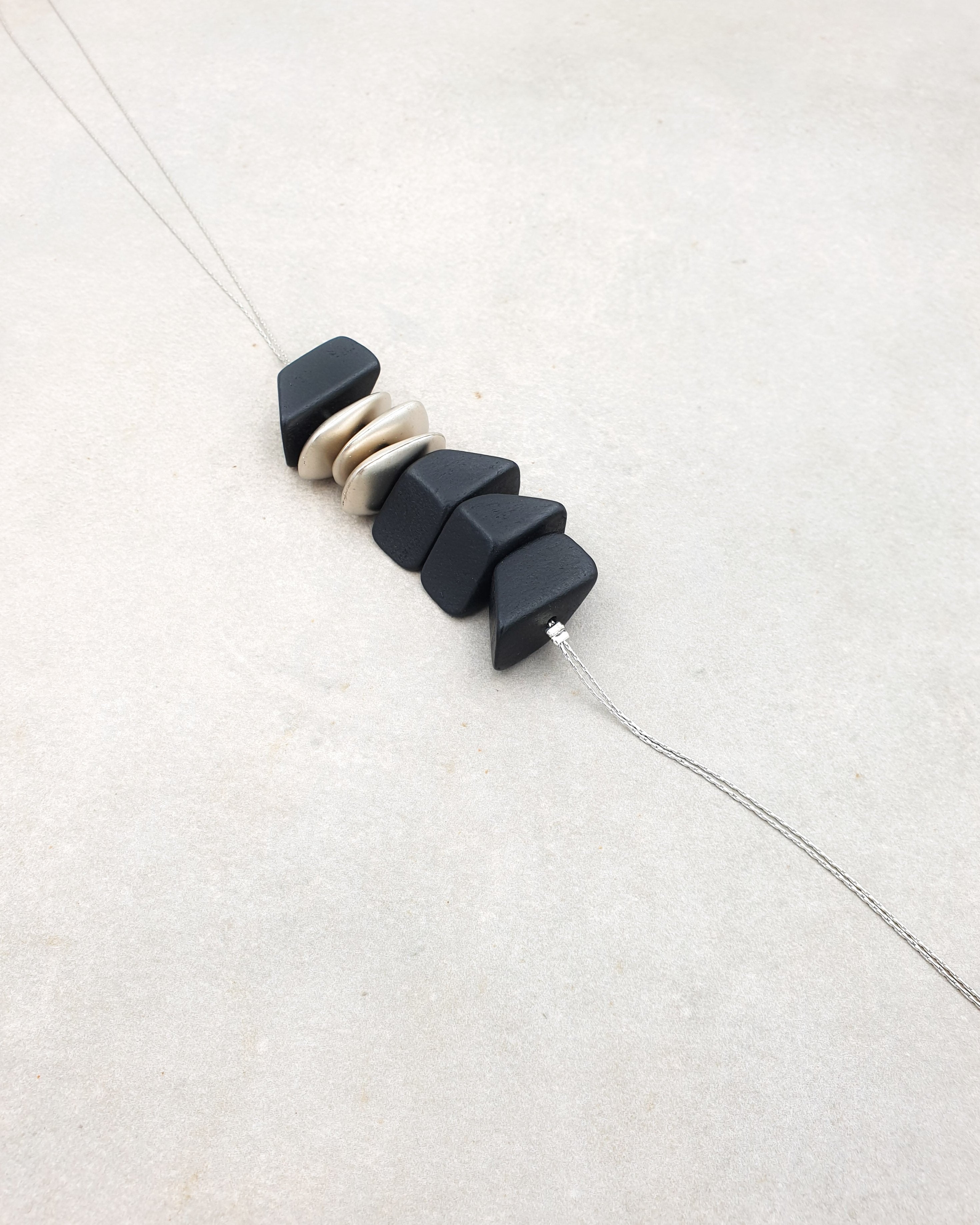 שרשרת עניבה צ'יפס פלחים שחור