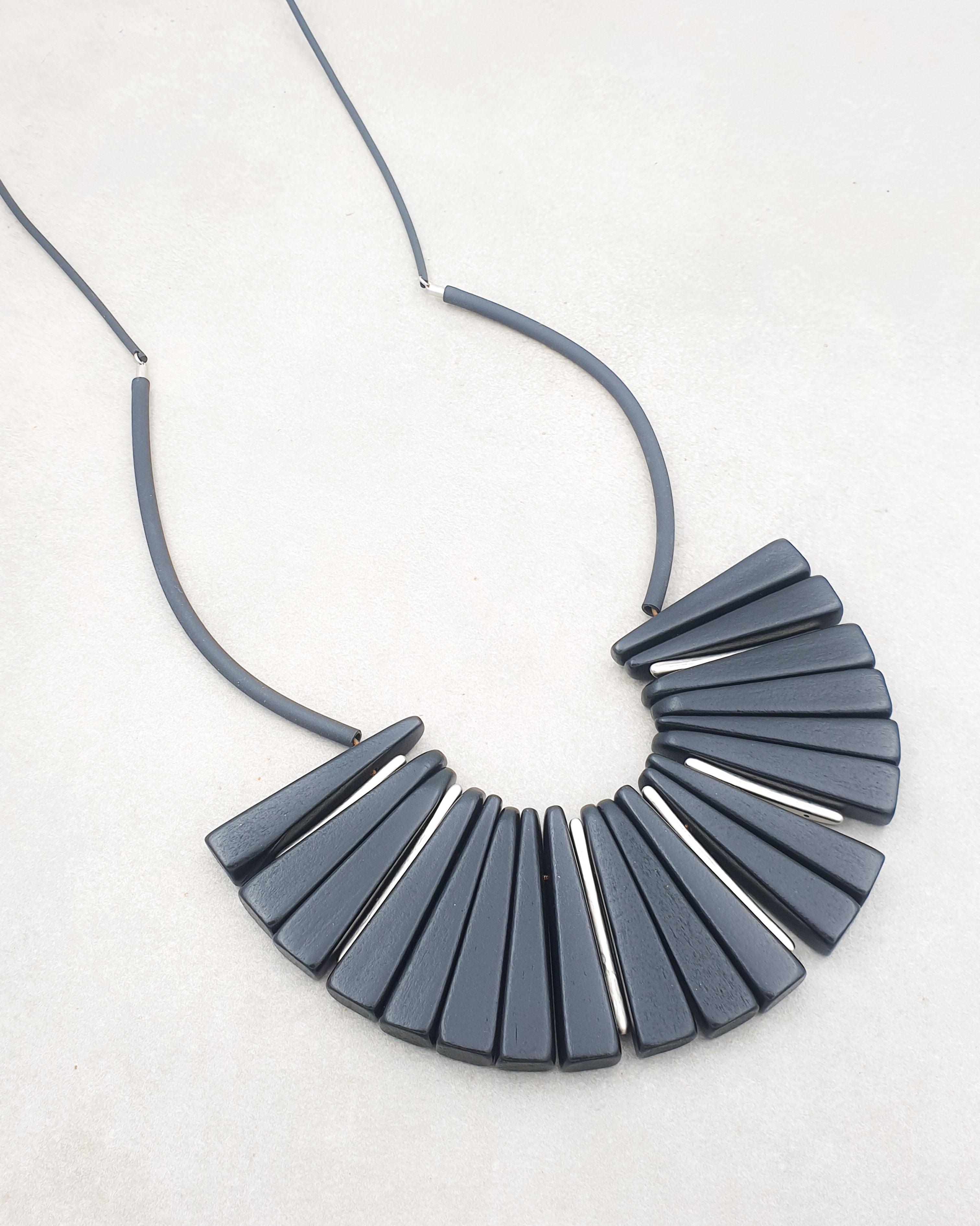 שרשרת שמש משולשים וסיליקון