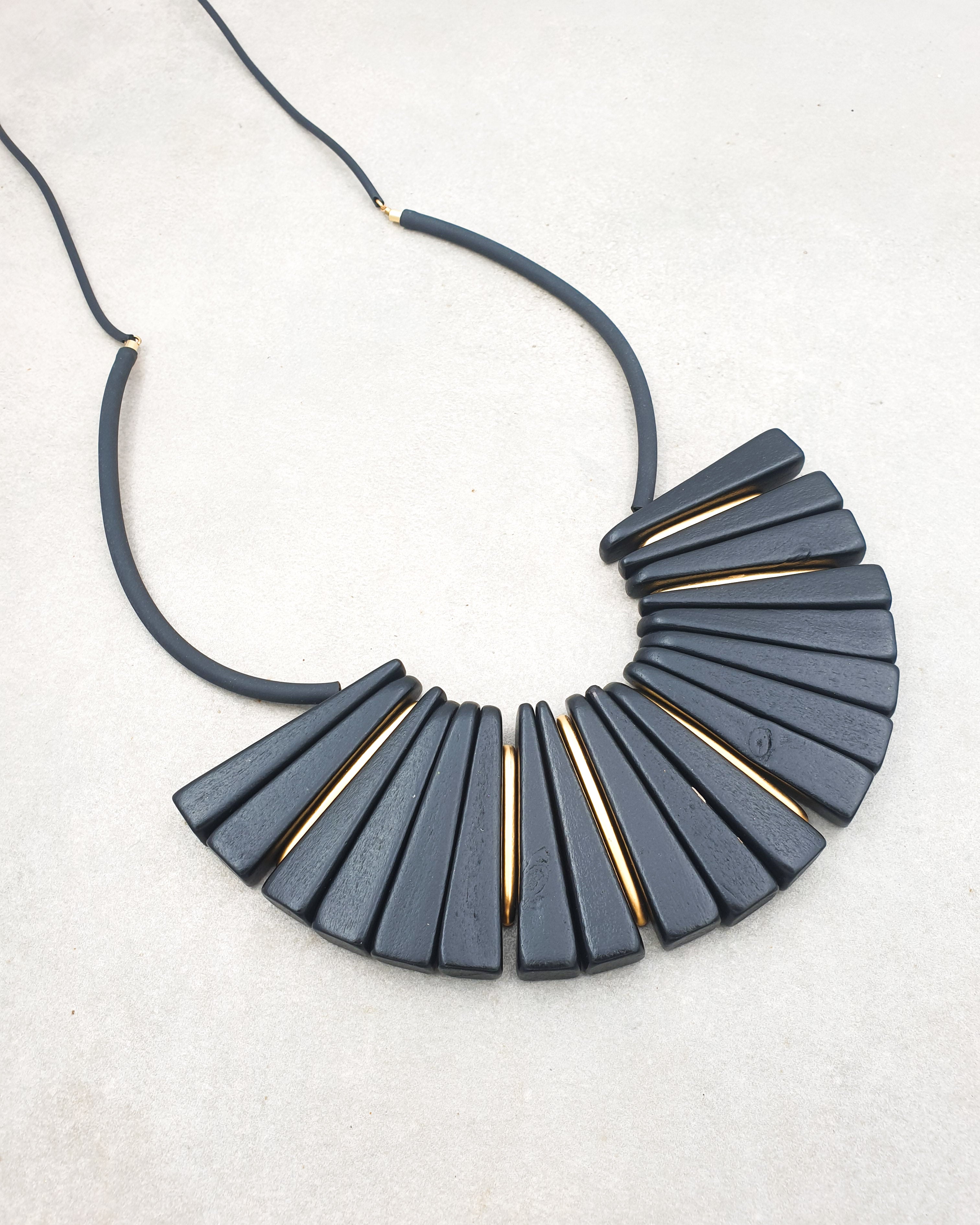 שרשרת שמש משולשים וסיליקון