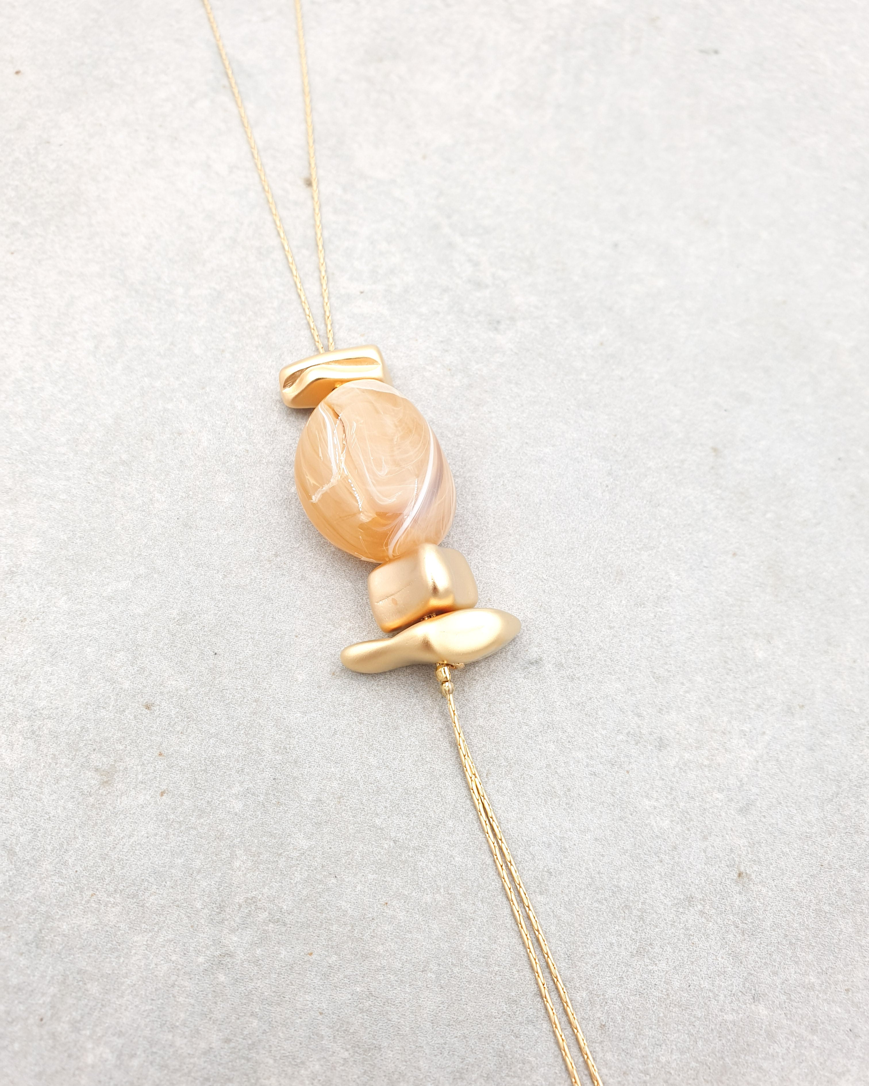 שרשרת עניבה אבנים פראית