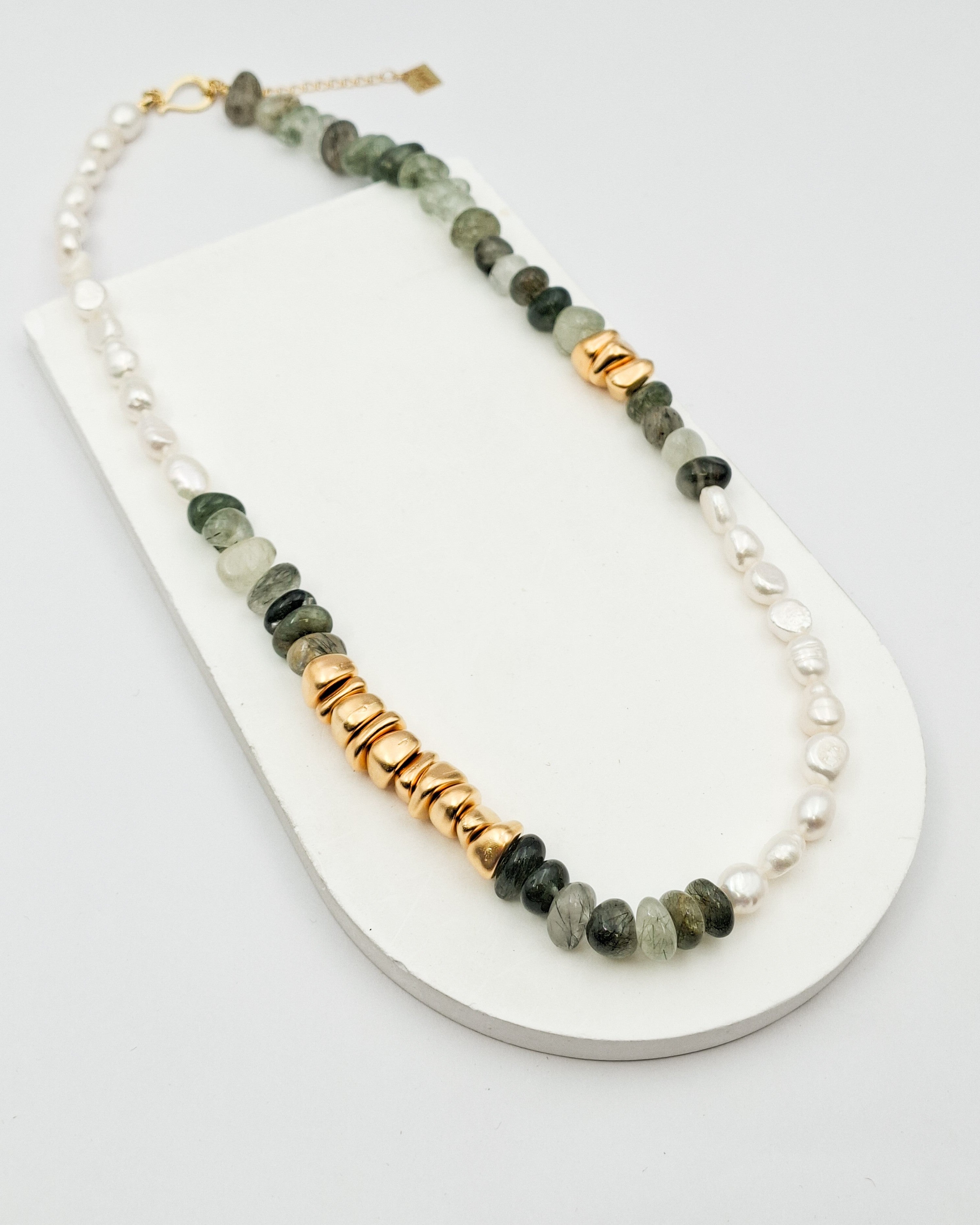 שרשרת פנינים ואבני חן גרין