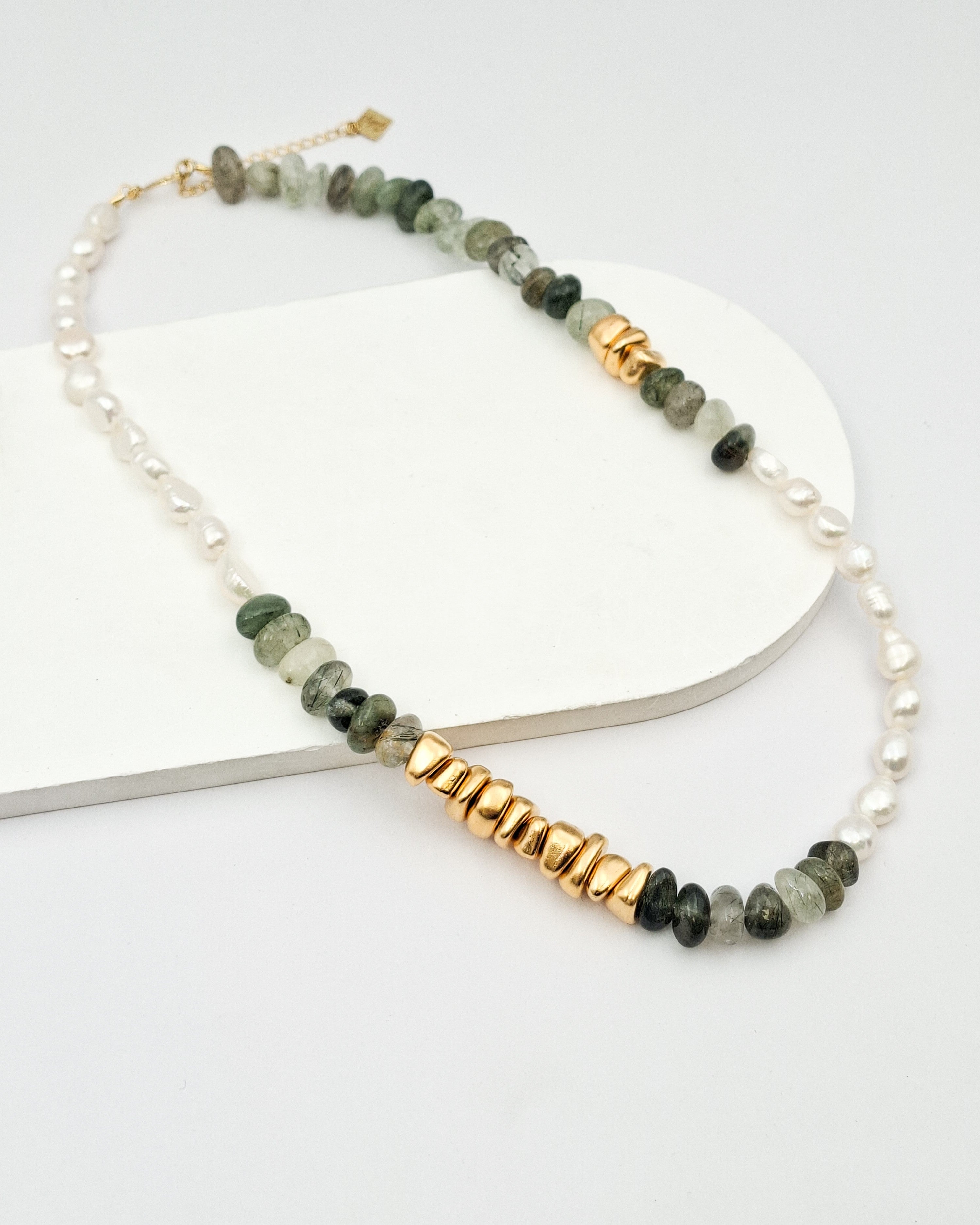 שרשרת פנינים ואבני חן גרין