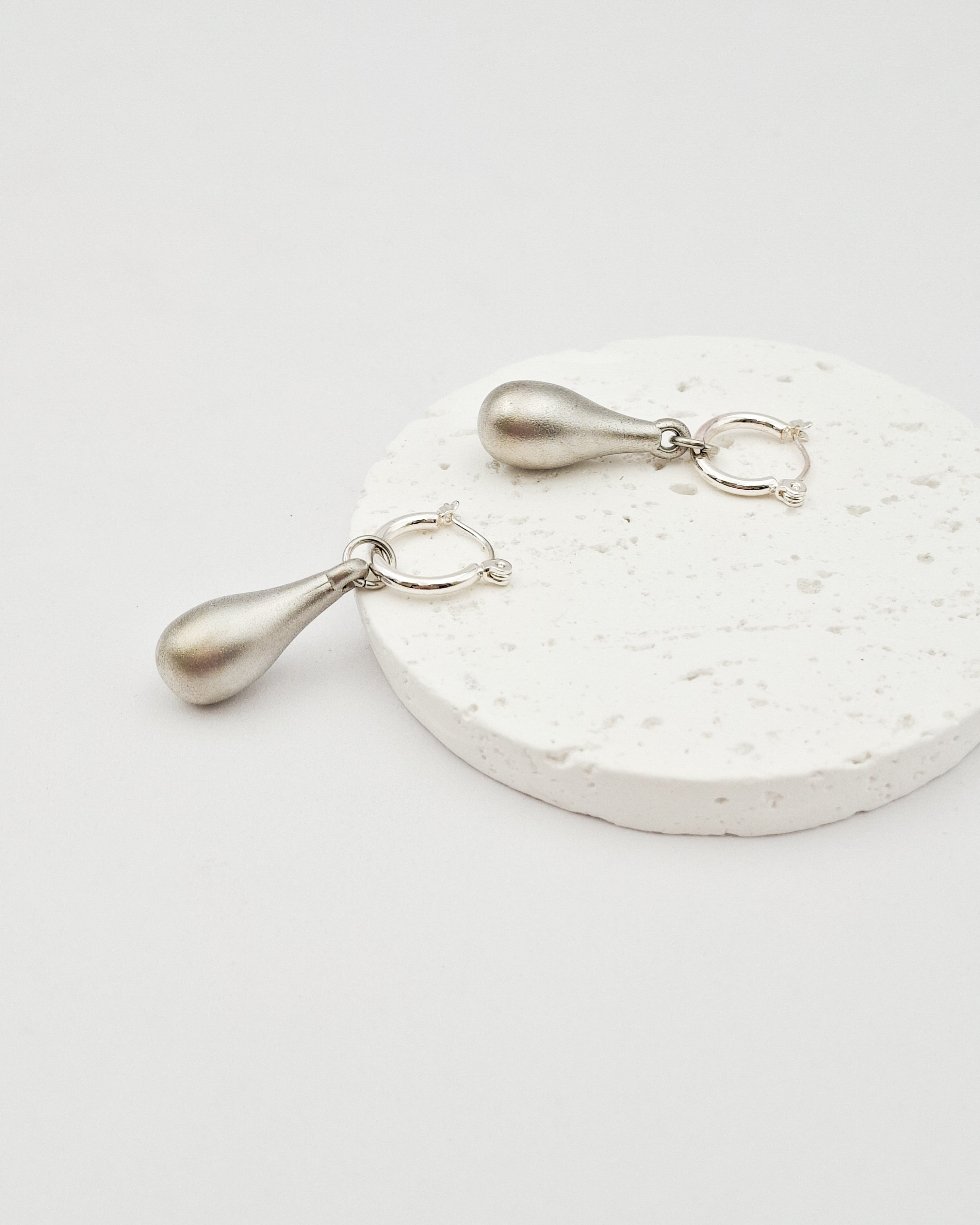 עגילי חישוק טיפה זהב