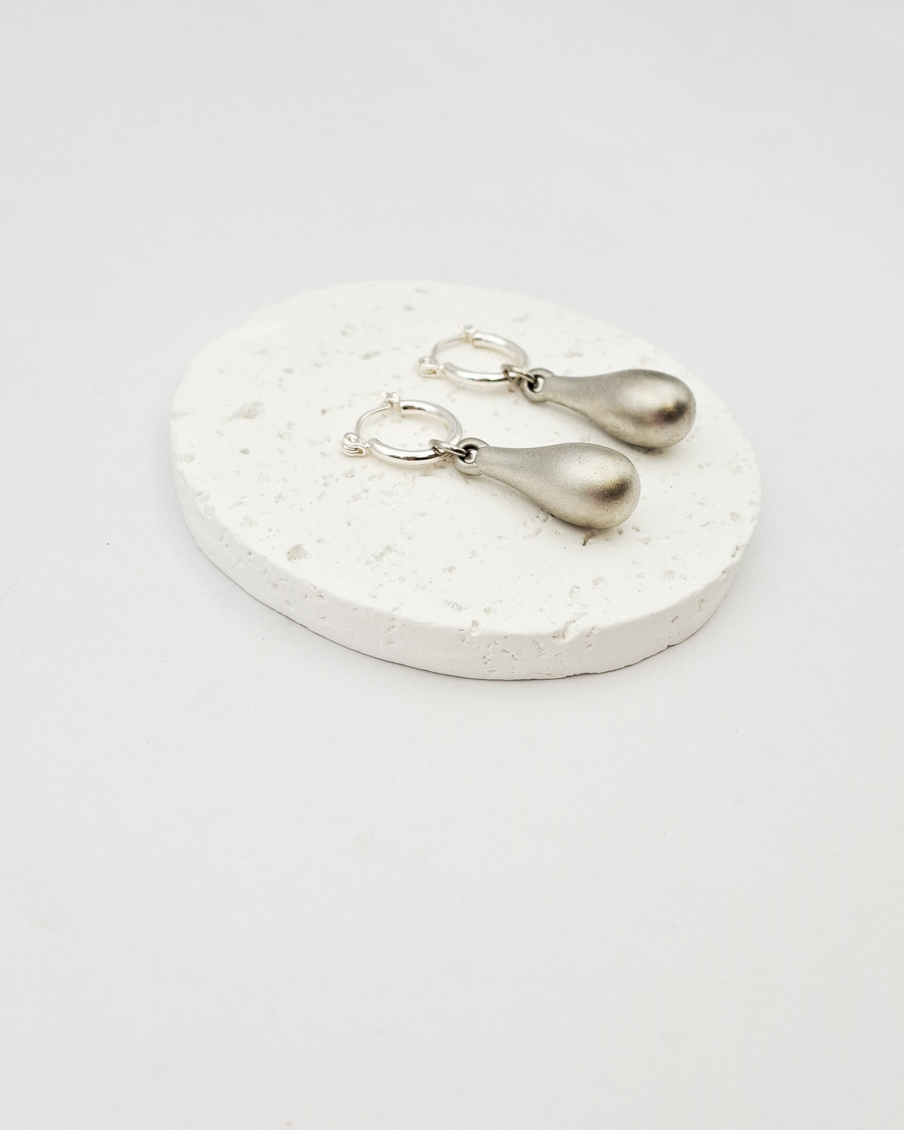 עגילי חישוק טיפה זהב