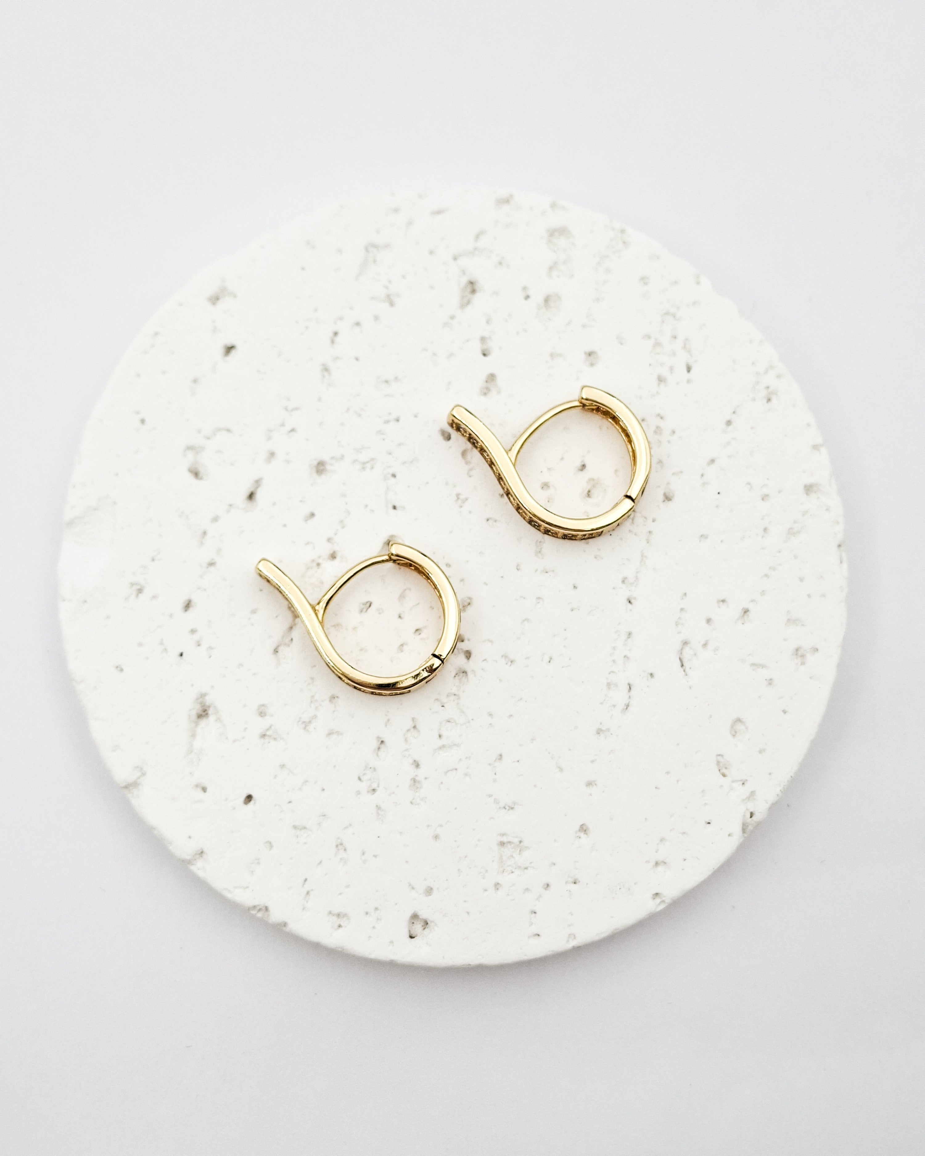 עגילי חישוק גלי זירקונים