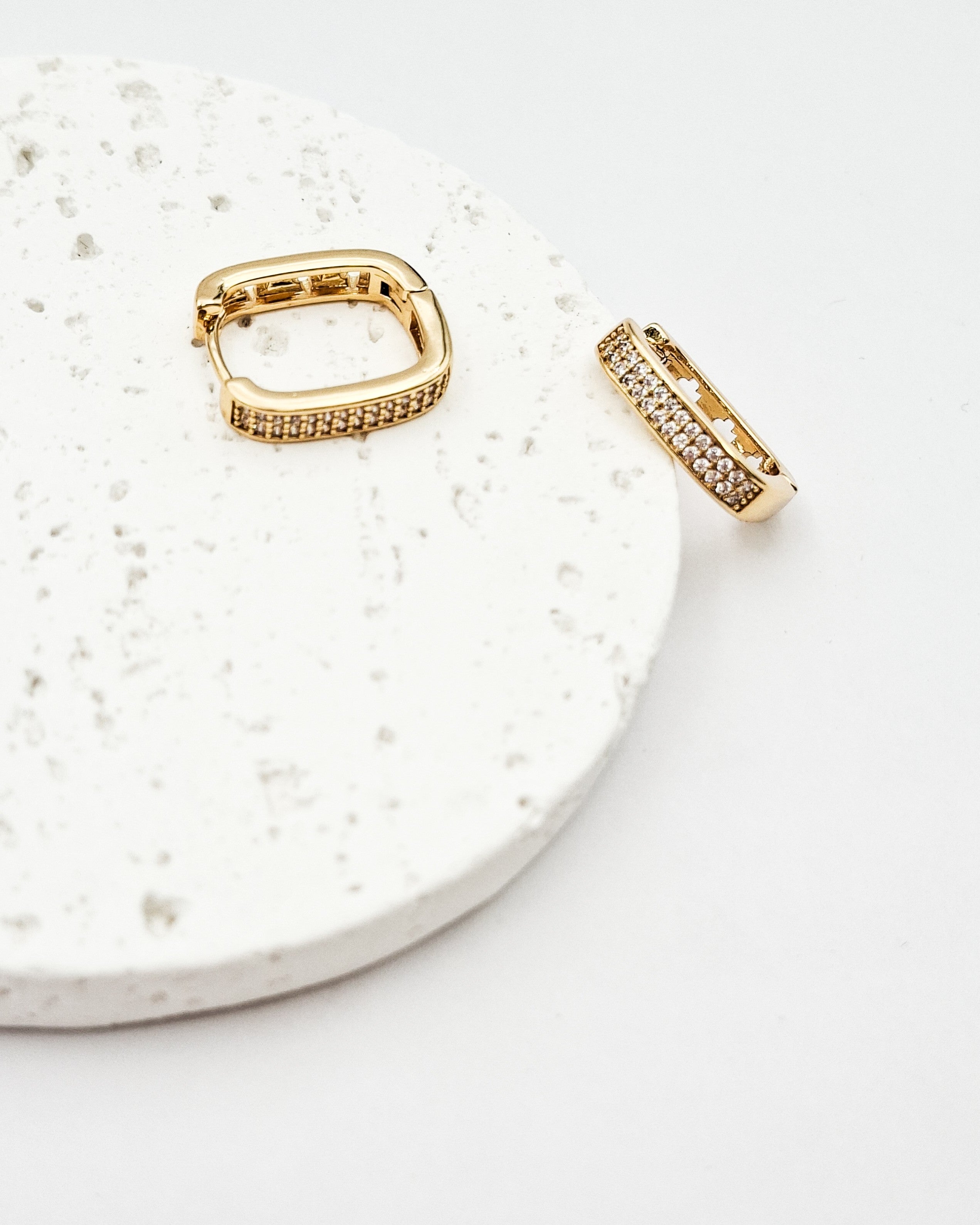 עגילי חישוק מרובע משובץ גדול