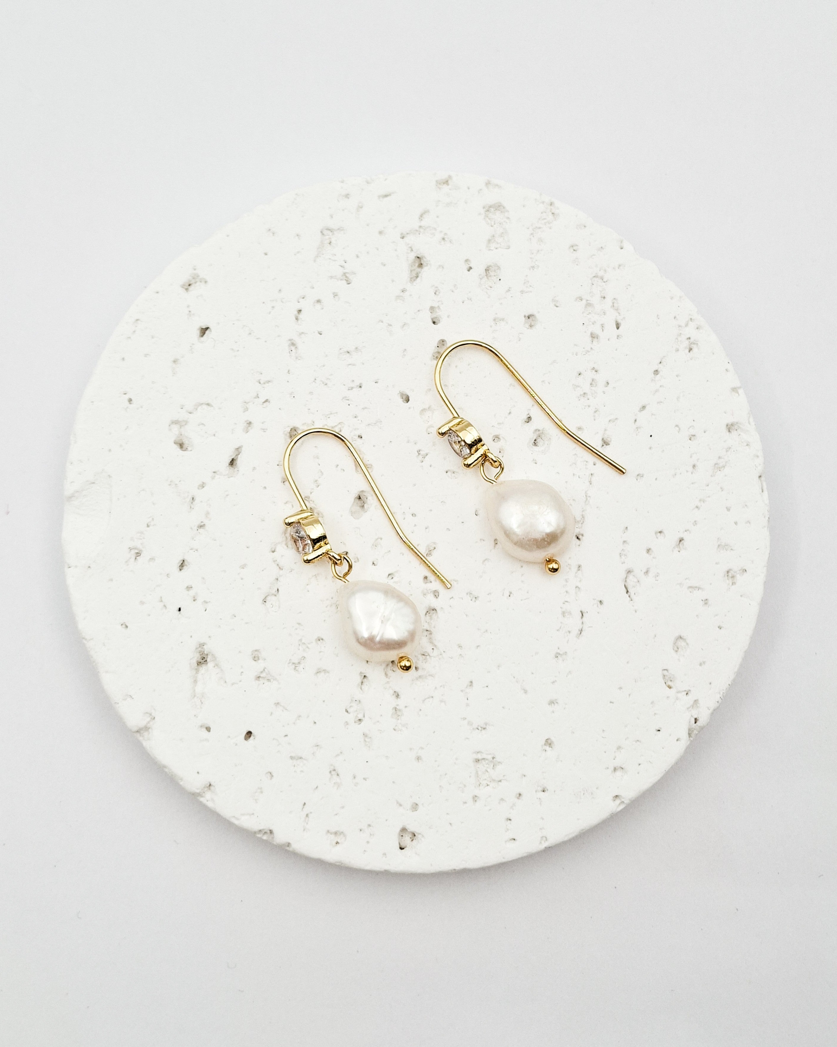 עגילים תלויים זירקון ופנינה