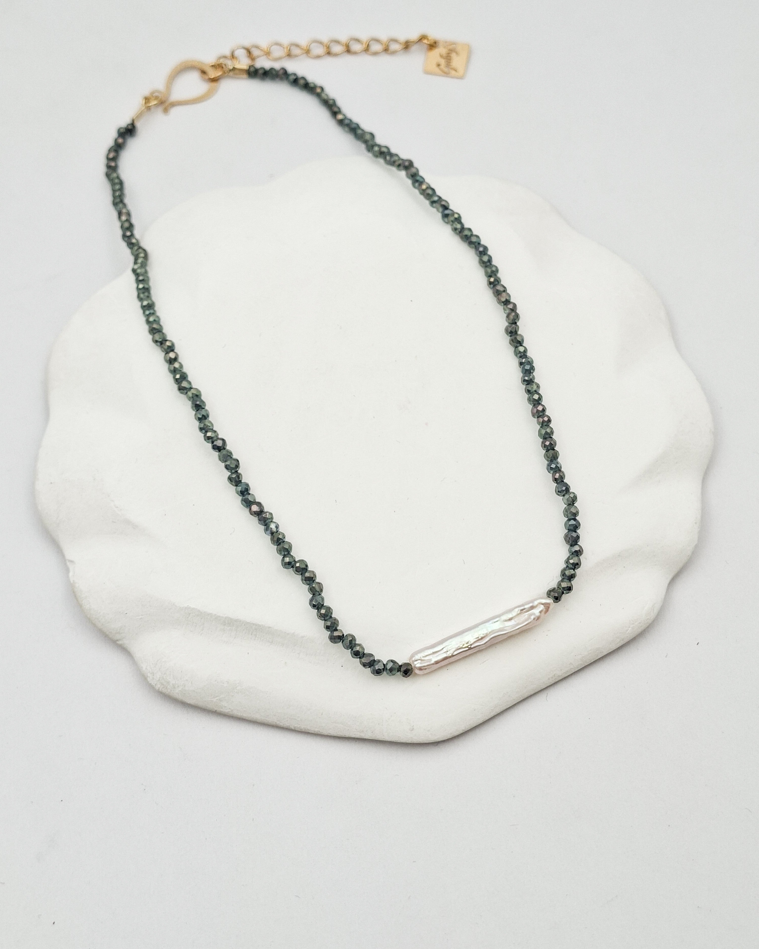 שרשרת צ'וקר קריסטלים ופנינה ארוכה